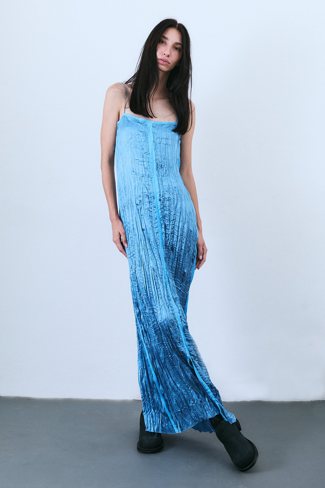 Vestido Alça de Seda Cetim Plissado Azul Bebê – BEIRA Brasil