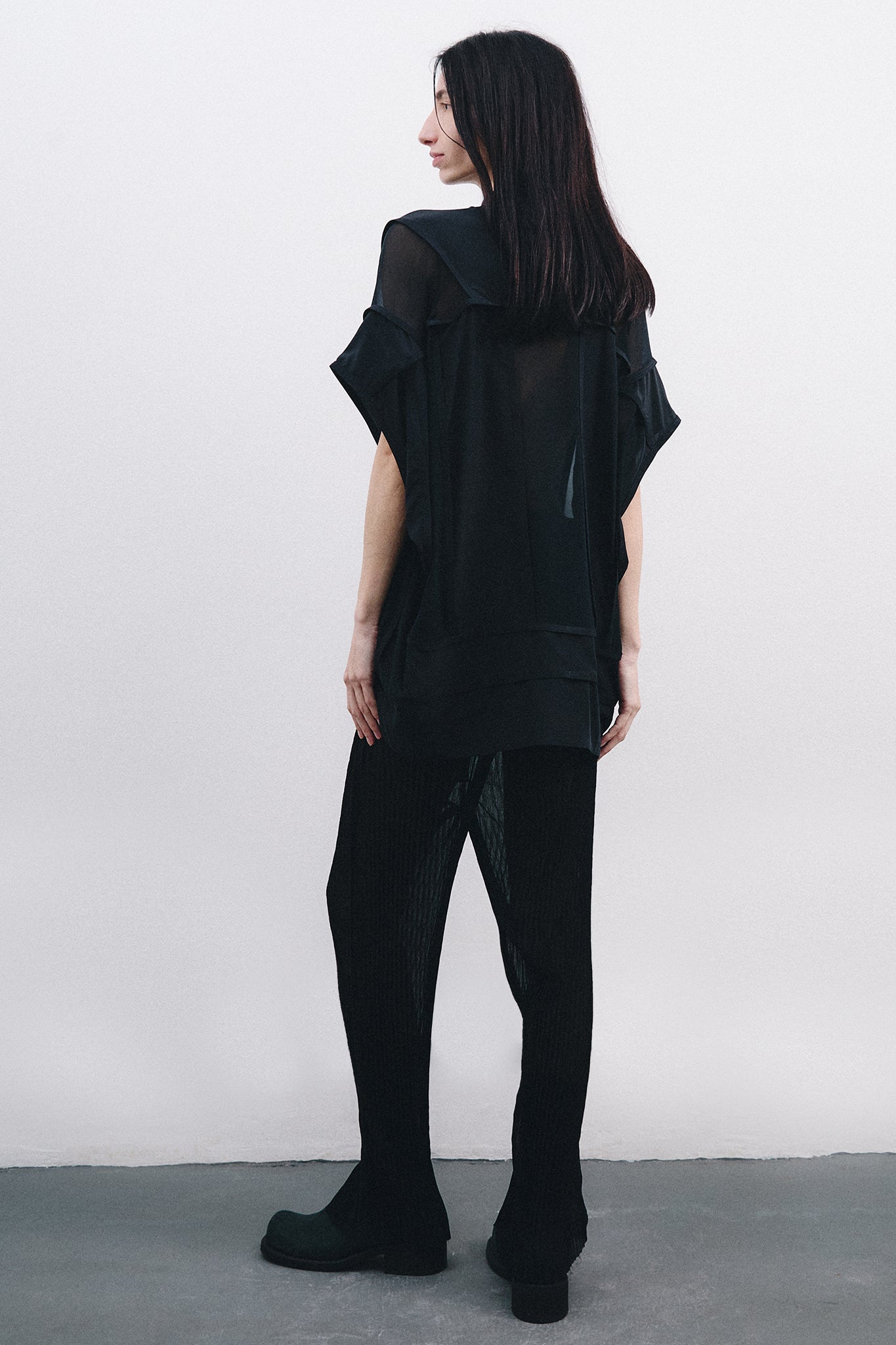 Blusa Gola Midi com Recortes Verticais em Seda - Preto