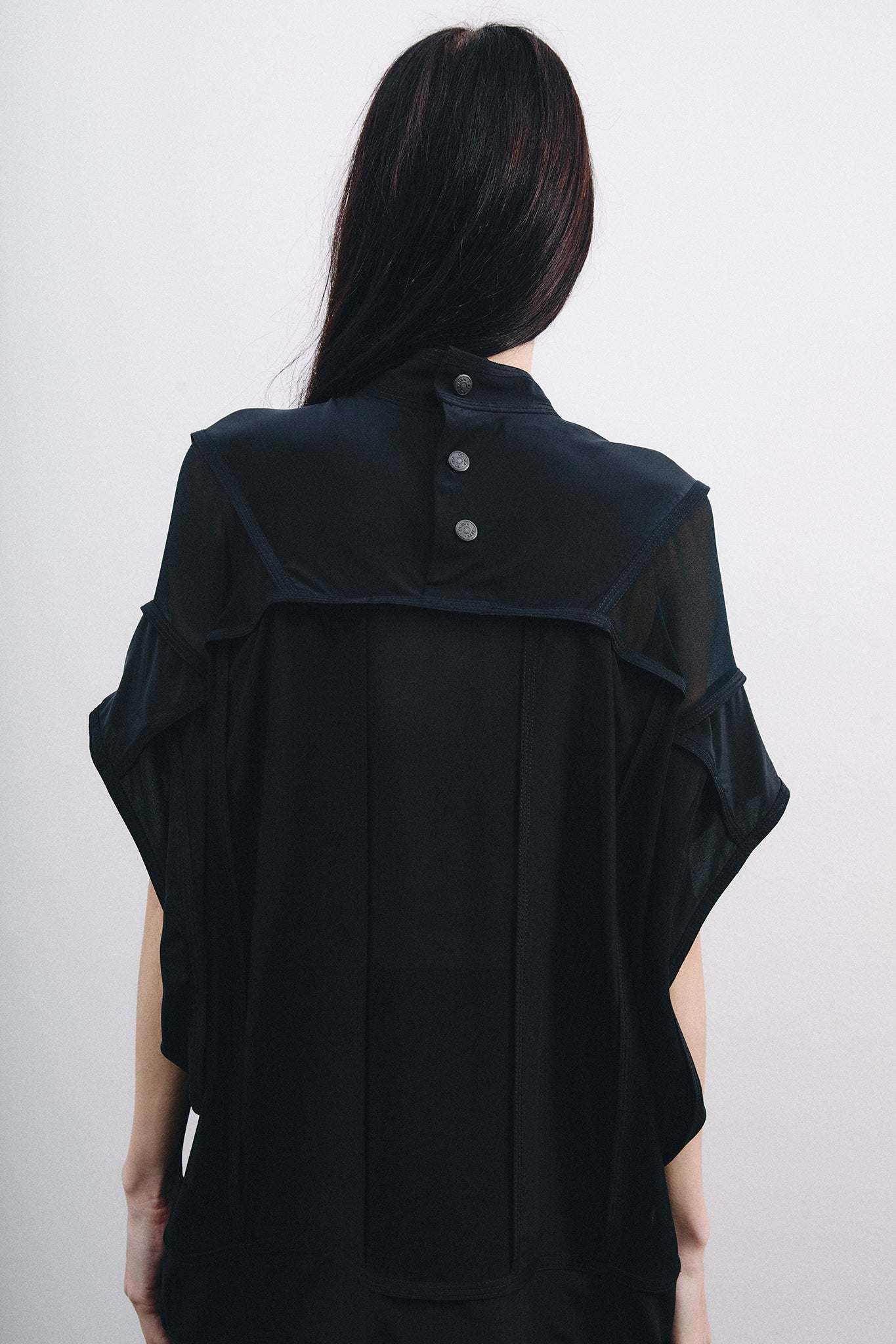 Blusa Gola Midi com Recortes Verticais em Seda - Preto