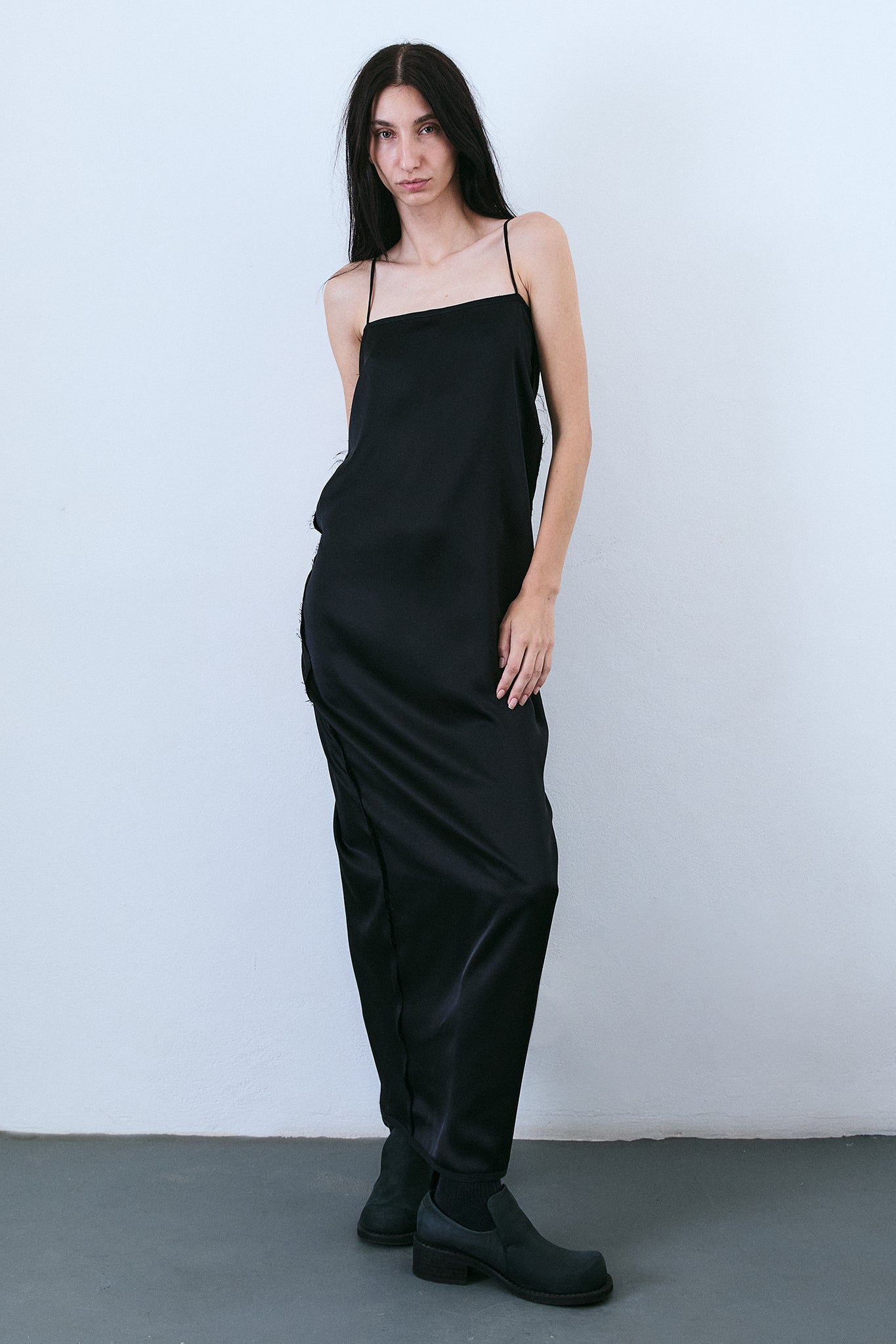 Vestido Barbara com Amarração Transpasse em Seda - Preto