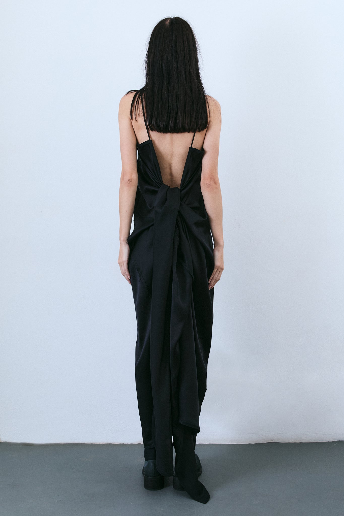 Vestido Barbara com Amarração Transpasse em Seda - Preto
