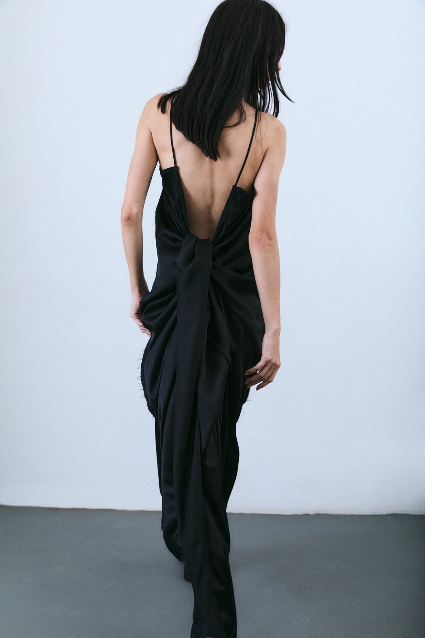 Vestido Barbara com Amarração Transpasse em Seda - Preto