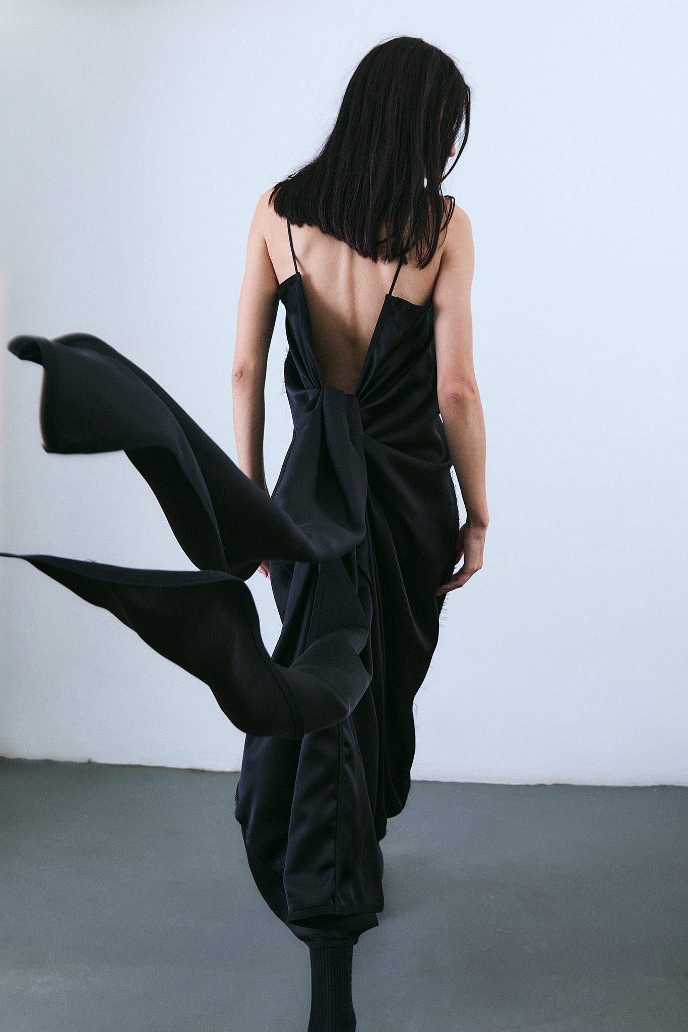 Vestido Barbara com Amarração Transpasse em Seda - Preto