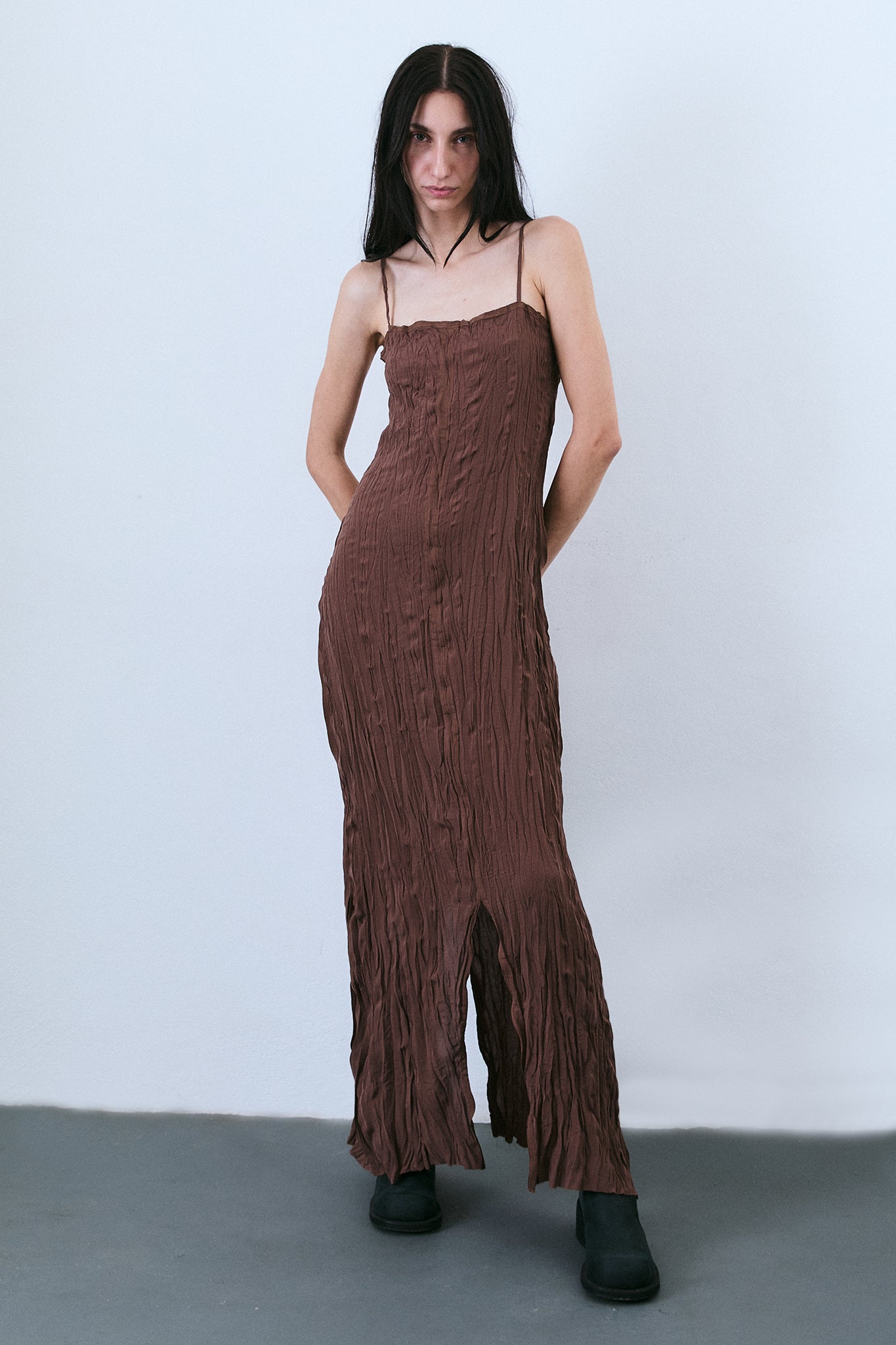 Vestido Alça de Seda Plissado - Marrom