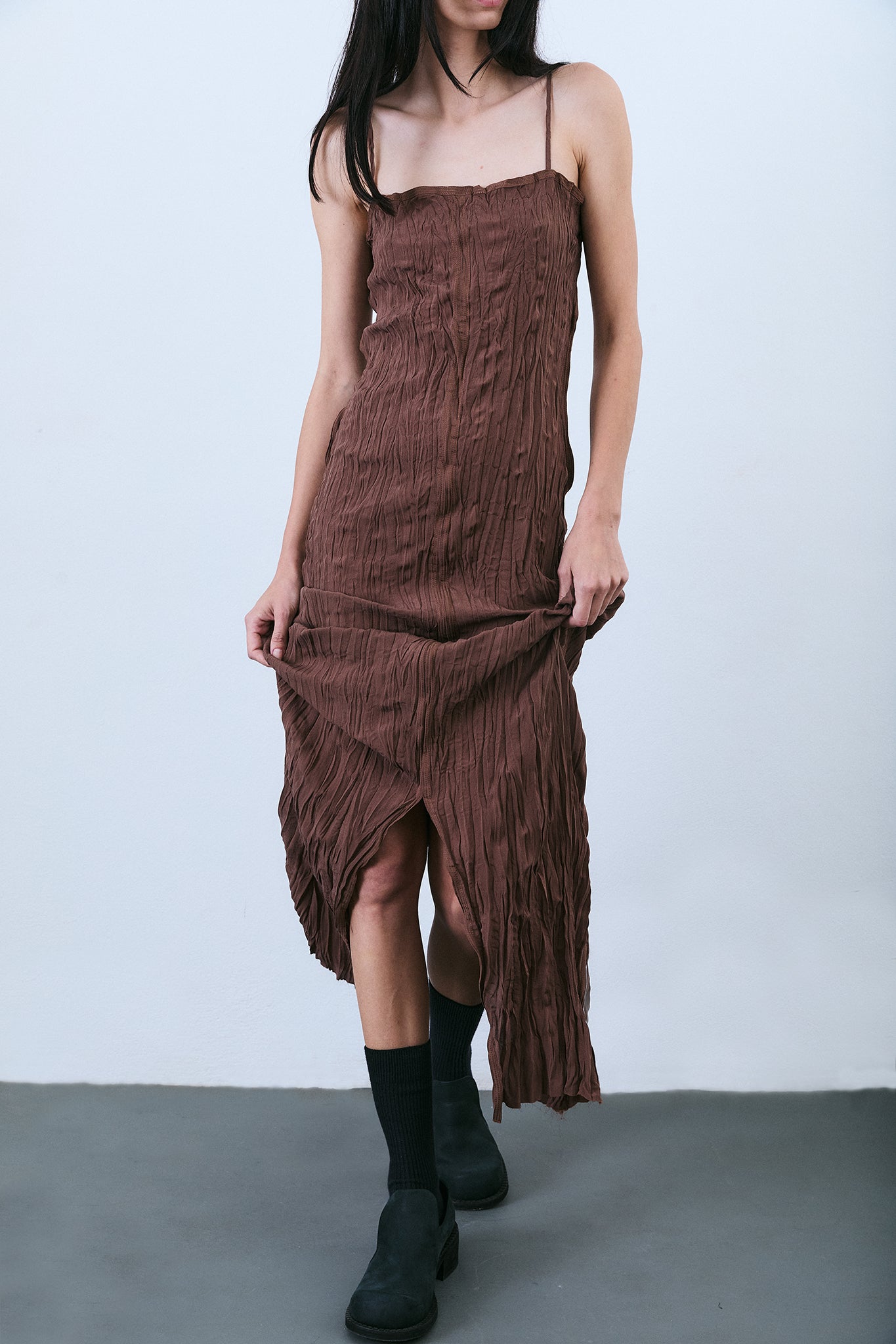 Vestido Alça de Seda Plissado - Marrom