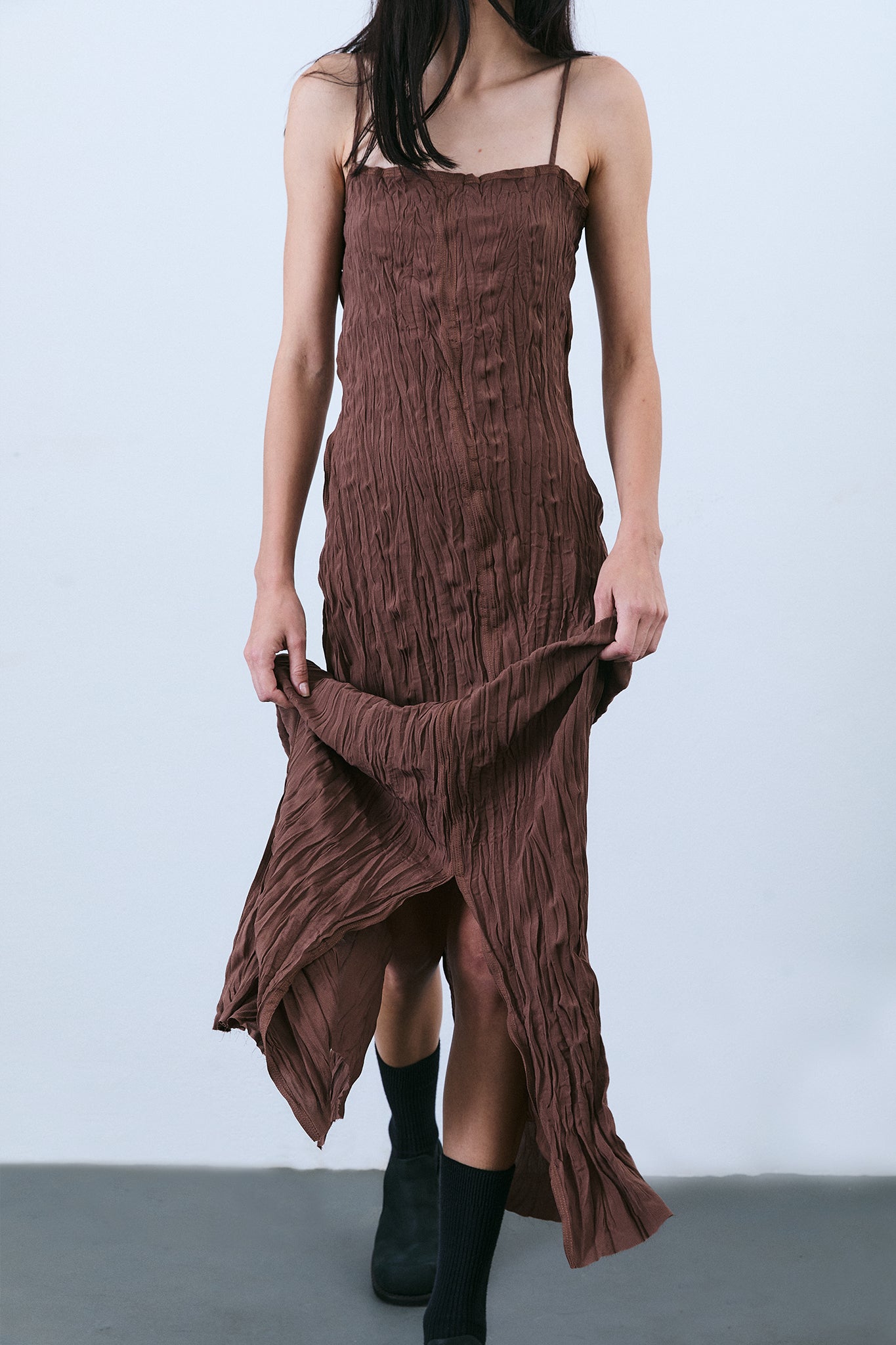 Vestido Alça de Seda Plissado - Marrom