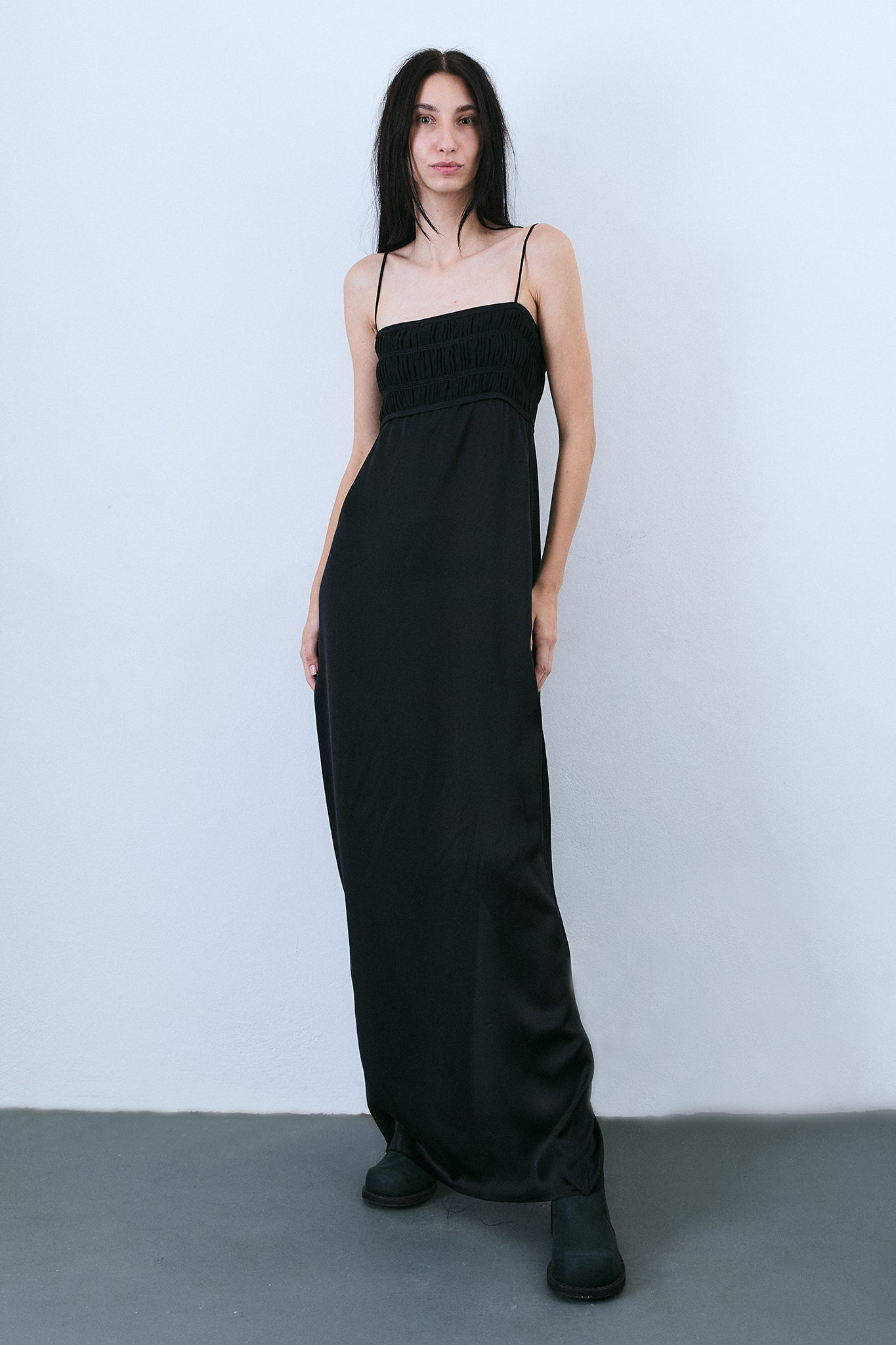 Vestido Decote Reto Drapeado em Seda - Preto