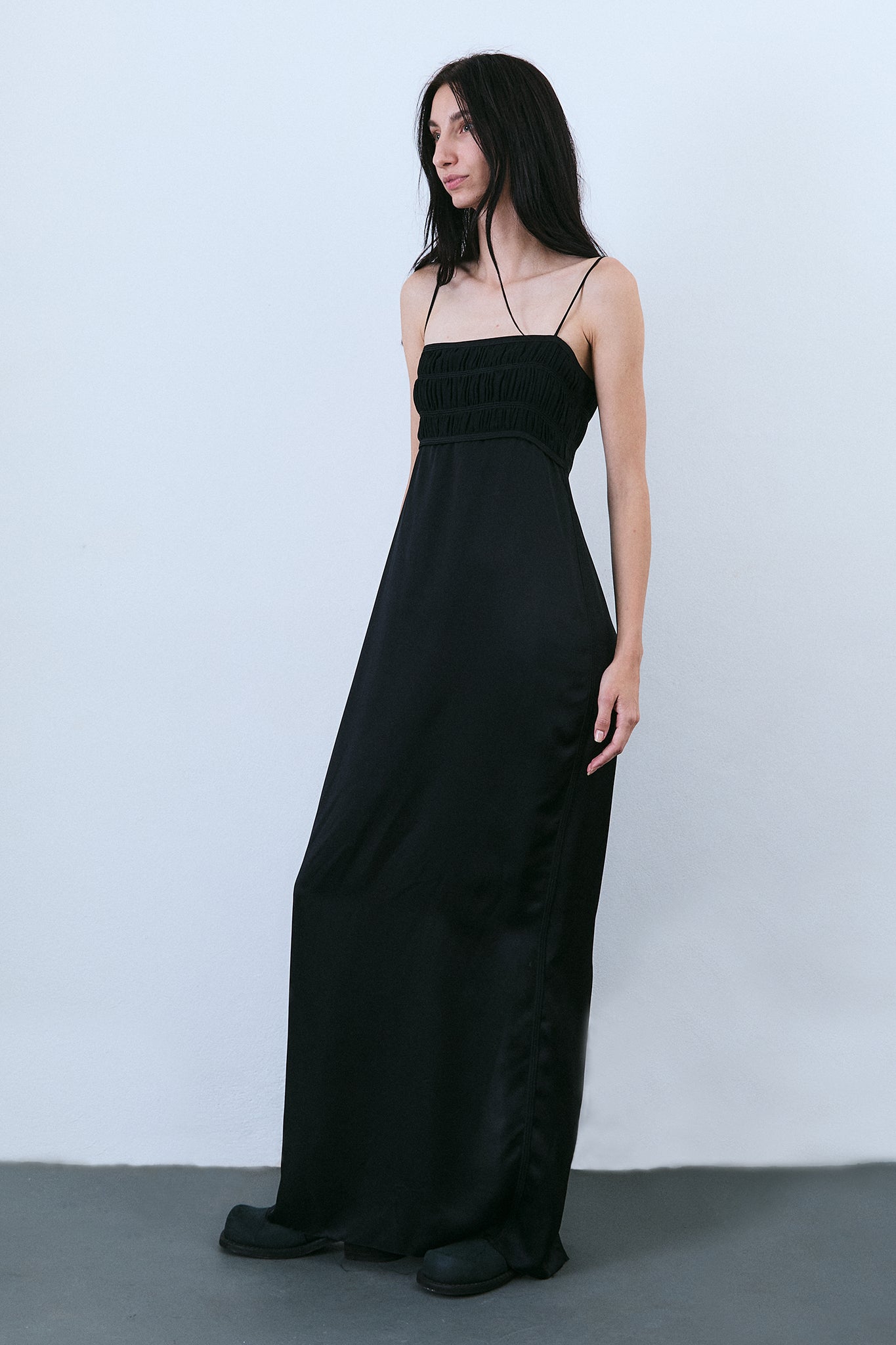Vestido Decote Reto Drapeado em Seda - Preto