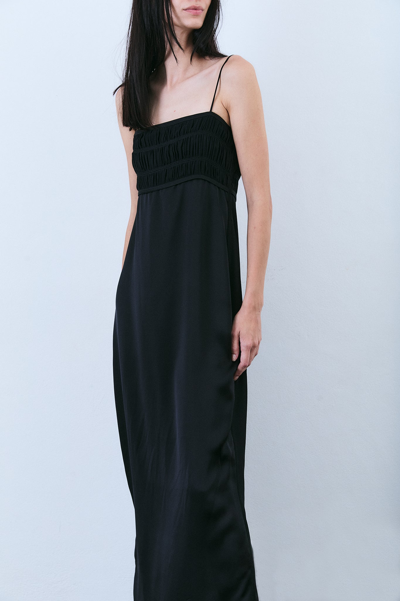 Vestido Decote Reto Drapeado em Seda - Preto