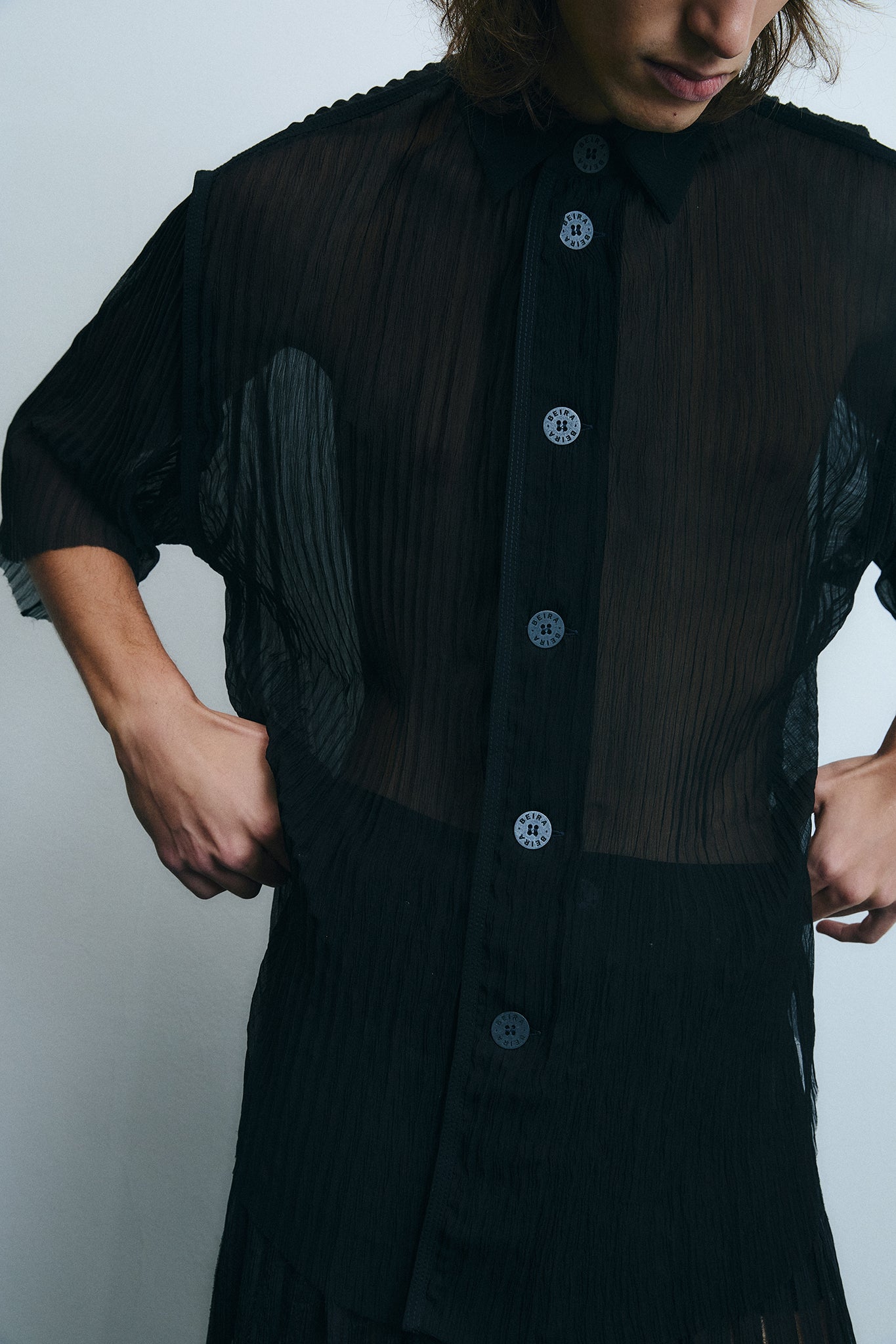 Camisa Manga Curta em Seda Plissada - Preto