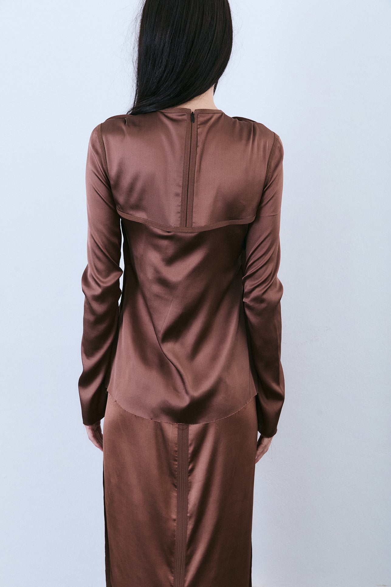 Blusa Slim de Seda Cetim - Marrom