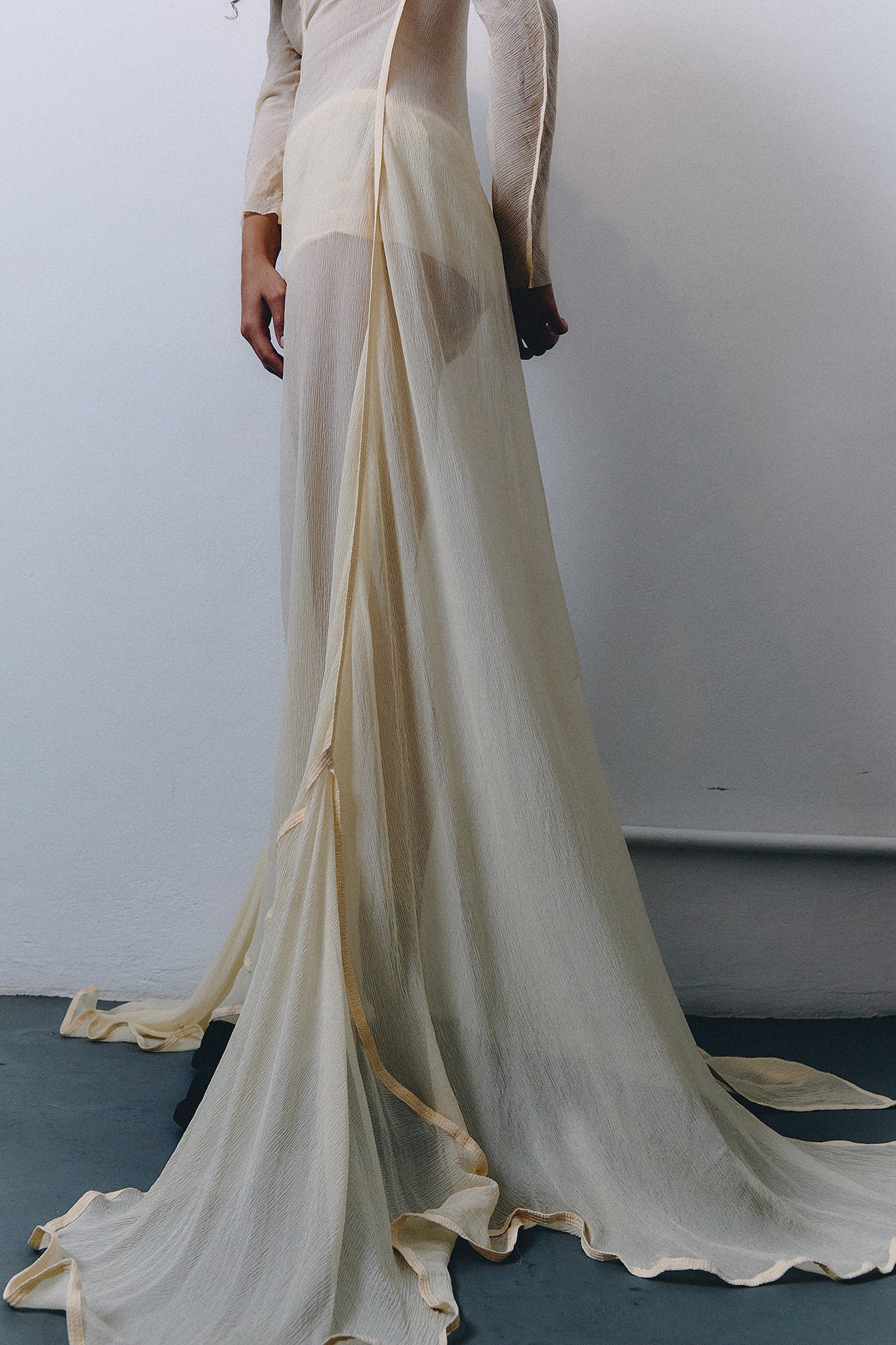Maxi Vestido Silhueta com Cauda de Seda Chiffon - Marfim