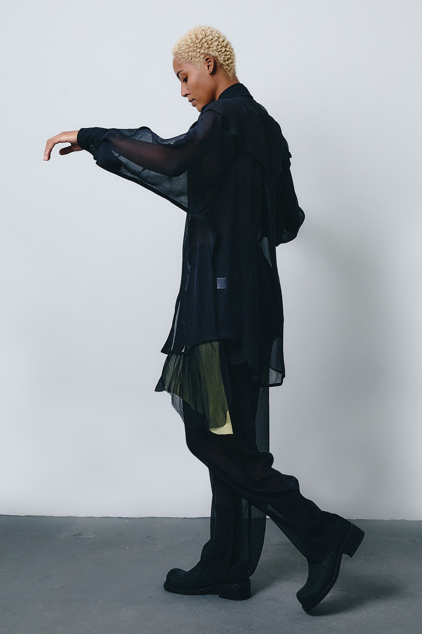 Calça Pirata Detalhe Colorido em Seda Chiffon - Preto