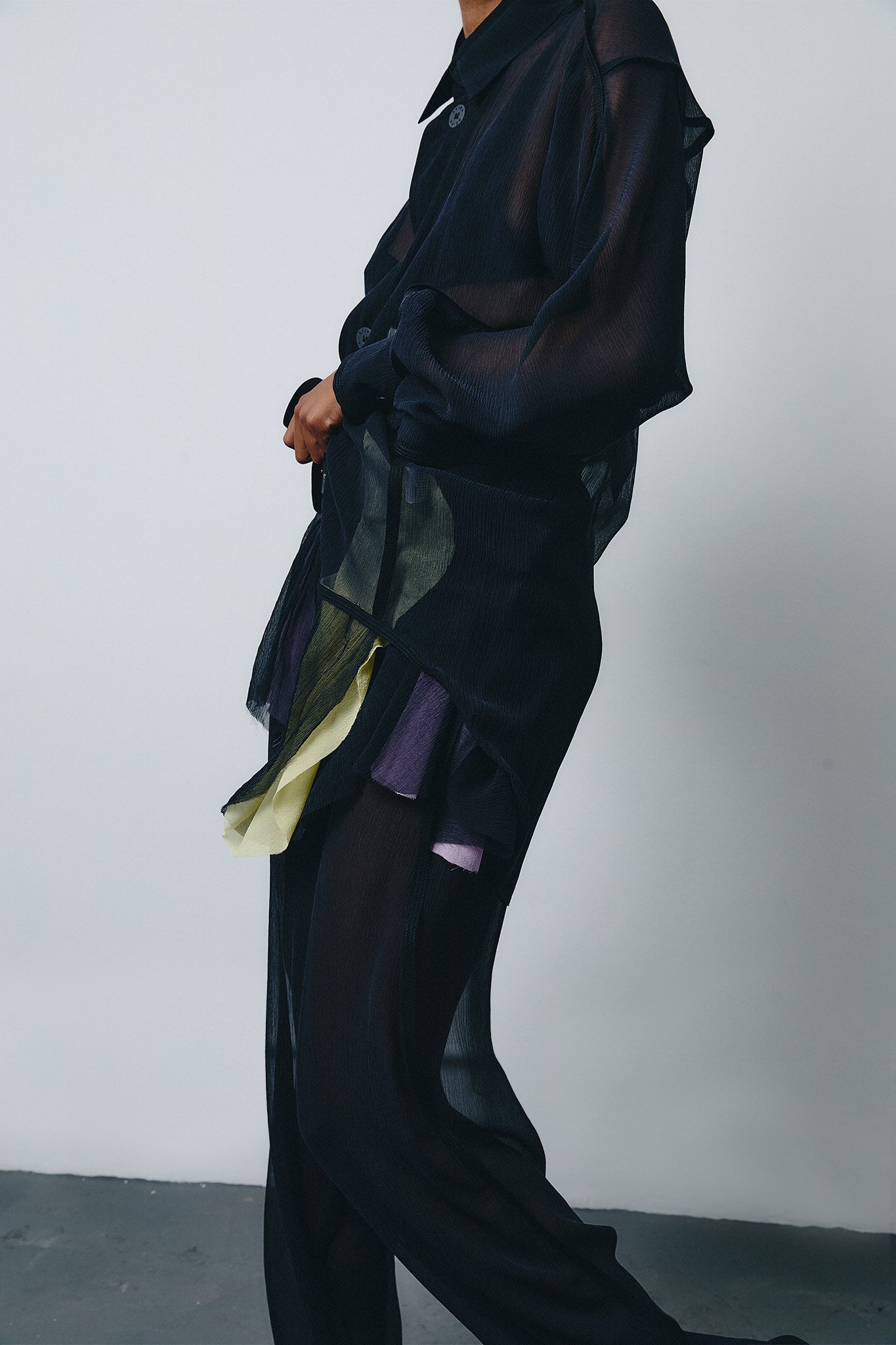 Calça Pirata Detalhe Colorido em Seda Chiffon - Preto