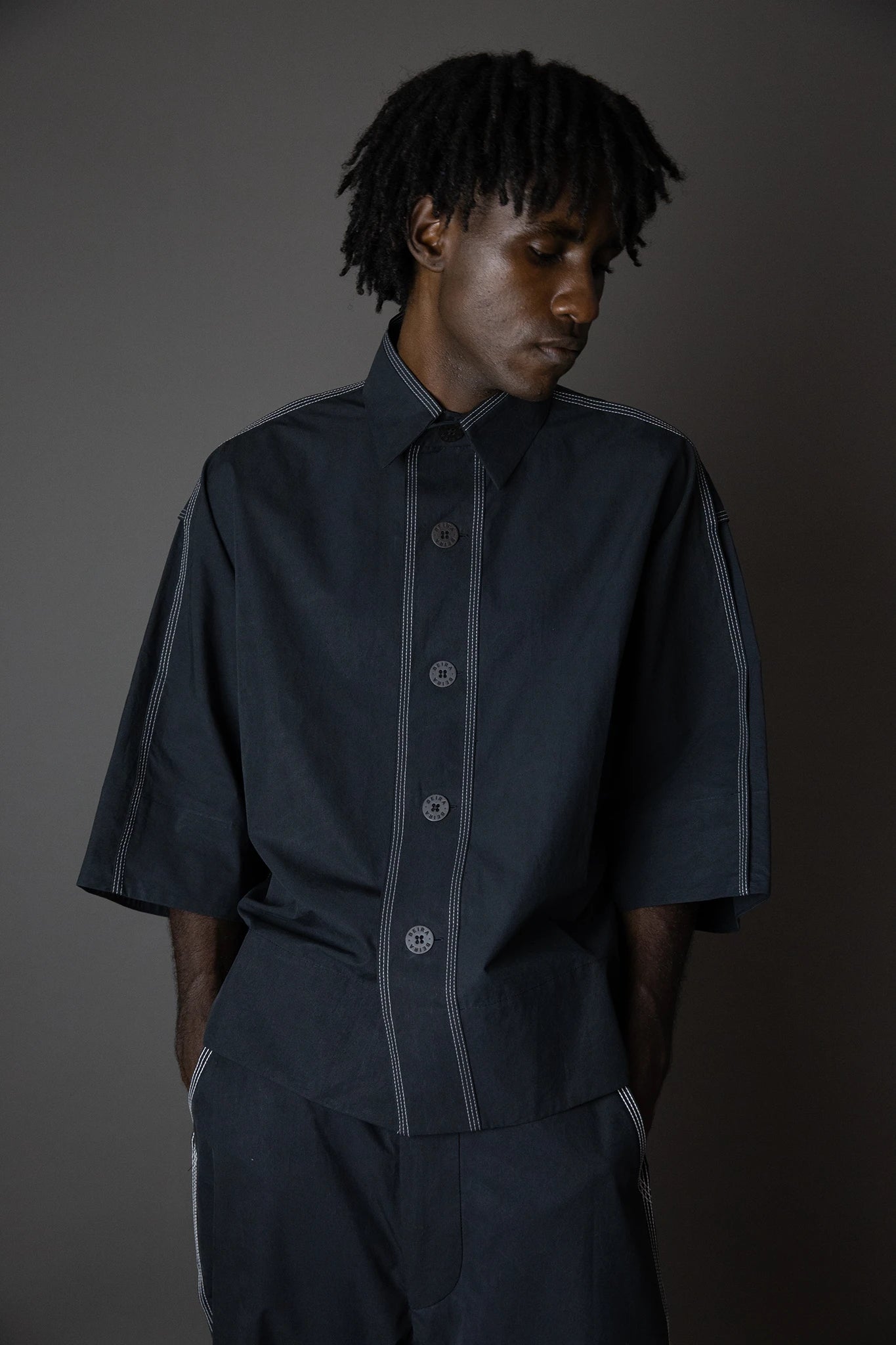Camisa Manga Curta Ampla Algodão Rústico - Preto